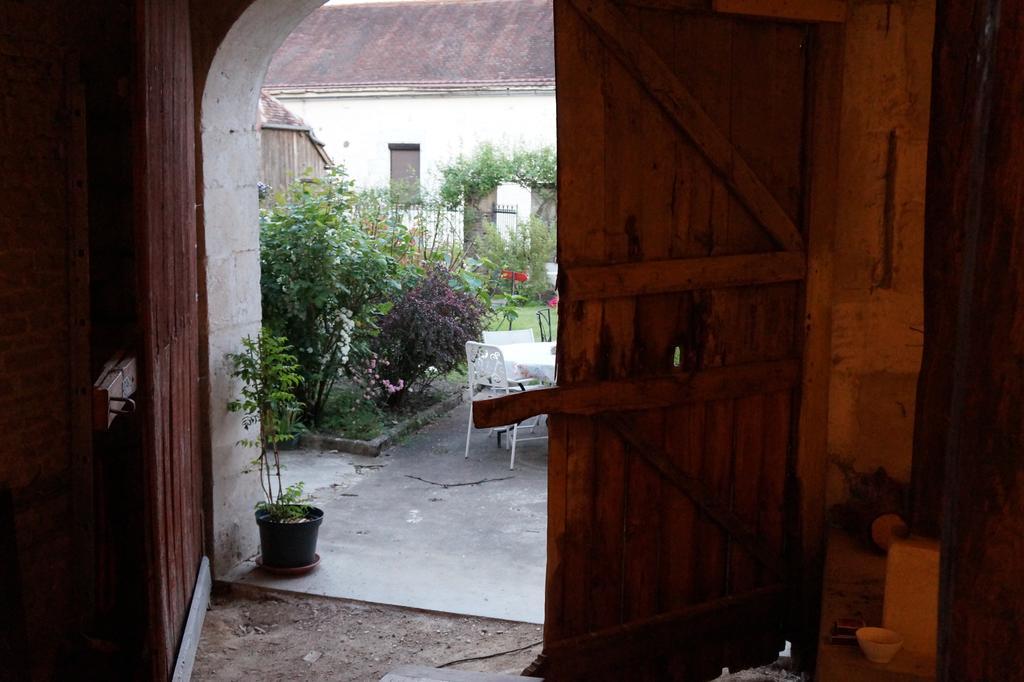 La Grille Fleurie, chambre d'hôte chez l'habitant Arthonnay Exterior foto